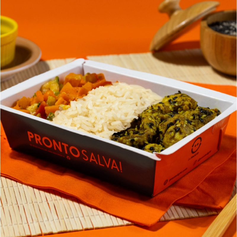 marmita - frango em tiras com gergelim + arroz branco + legumes grego