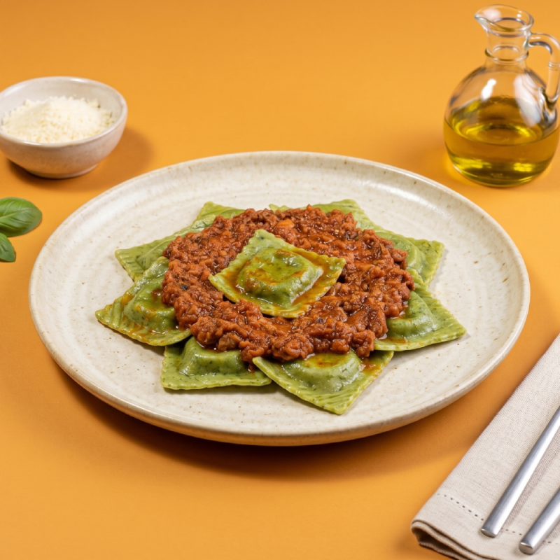 marmita - massa verde recheada com mussarela de búfala + molho à bolonhesa