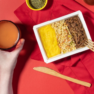 marmita - carne desfiada + arroz integral à grega + purê de mandioquinha