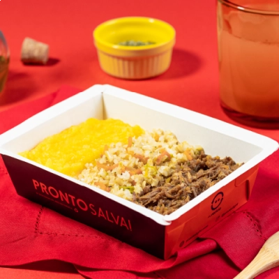 marmita - carne desfiada + arroz integral à grega + purê de mandioquinha