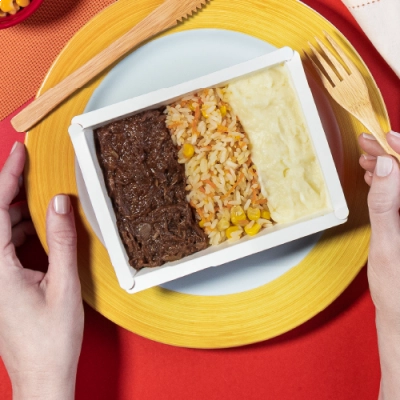 marmita - costela desfiada + arroz com cenoura e milho + purê de batata