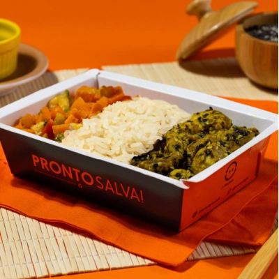 marmita - frango em tiras com gergelim + arroz branco + legumes grego
