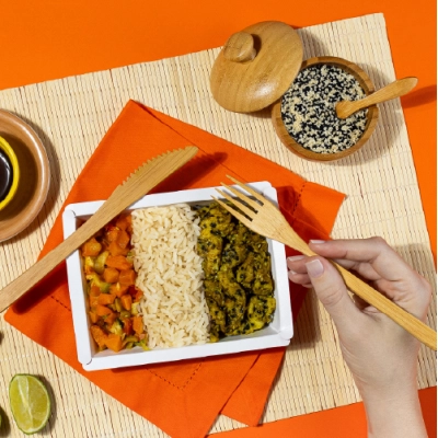 marmita - frango em tiras com gergelim + arroz branco + legumes grego