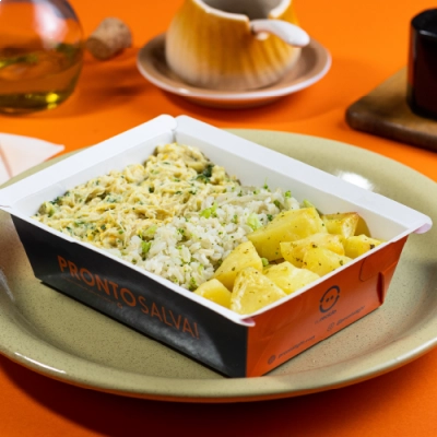 marmita - fricassê de frango + arroz integral com brócolis + batata sautée