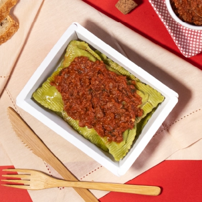 marmita - massa verde recheada com mussarela de búfala + molho à bolonhesa