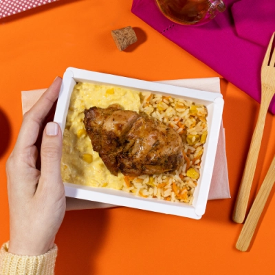 marmita - sobrecoxa de frango + arroz com cenoura e milho + creme de milho