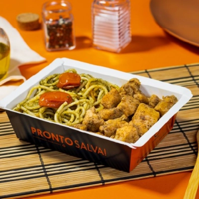 marmita - spaghetti ao pesto + frango em cubos