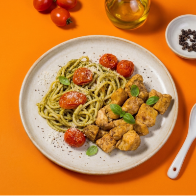 marmita - spaghetti ao pesto + frango em cubos