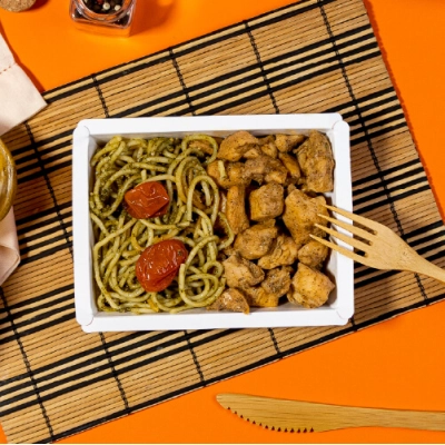 marmita - spaghetti ao pesto + frango em cubos