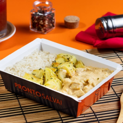 marmita - strogonoff light de frango + arroz branco + batata sautée